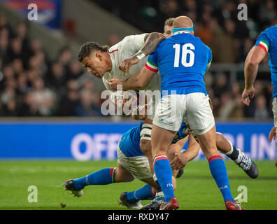 Twickenham, Gbr. März 2019. Twickenham, Großbritannien, Samstag, 9. März 2019, England, Nathan HUGHES bricht durch, die italienische Verteidigung, mit dem Ball, während des Guinness Six Nations-Spiels, England gegen Italien, beim RFU Rugby, Stadion, Credit: Peter SPURRIER/Alamy Live News` Stockfoto